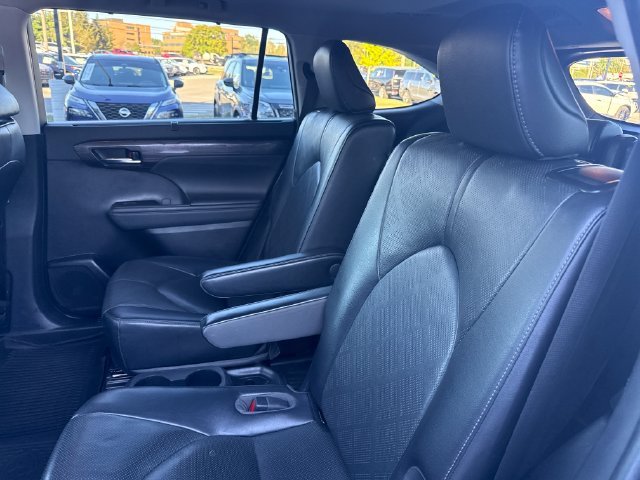 Used 2022 Silver Toyota Platinum image 14