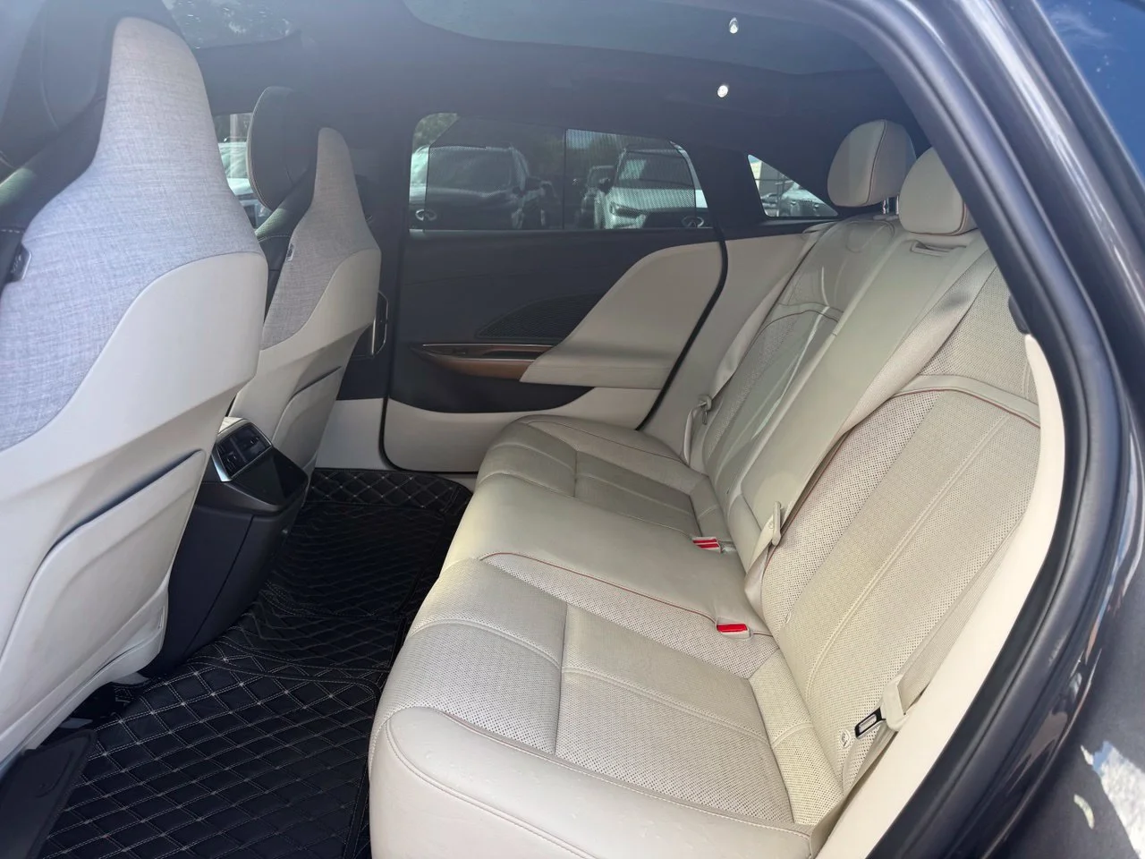 Used 2022  Lucid Grand Touring image 9
