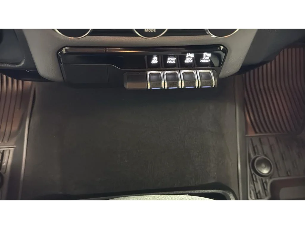Used 2022 Billet Silver Metallic Clearcoat Ram Big Horn Crew Cab 4X4 3.6L V6 1 OWNER image 31