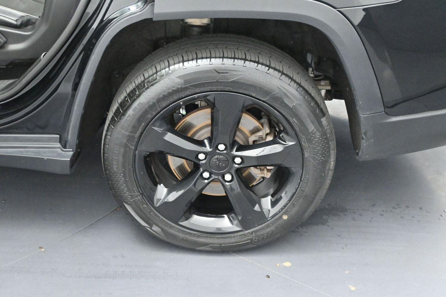 Used 2023 Diamond Black Crystal Pearlcoat Jeep Altitude image 29