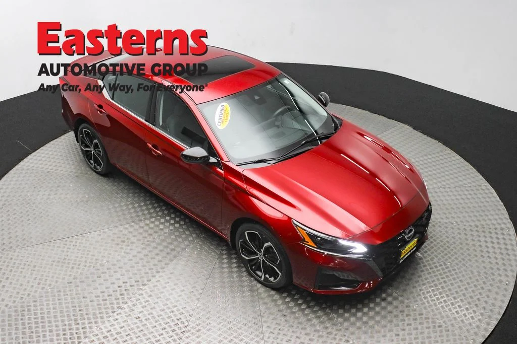 Used 2023 Red Nissan 2.5 SR image 3