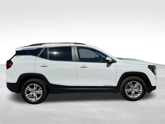 Used 2023 White GMC SLE image 9