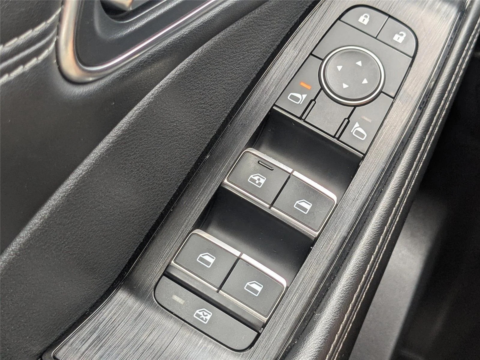 Used 2022 Brilliant Silver Metallic Nissan Platinum image 23