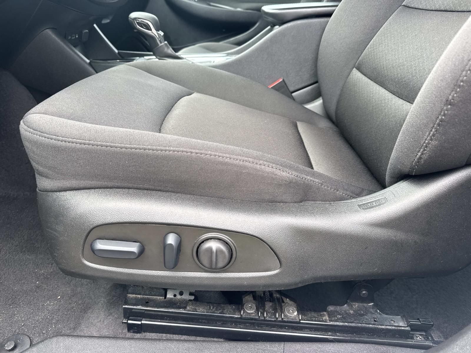 Used 2025 White Chevrolet LT image 17