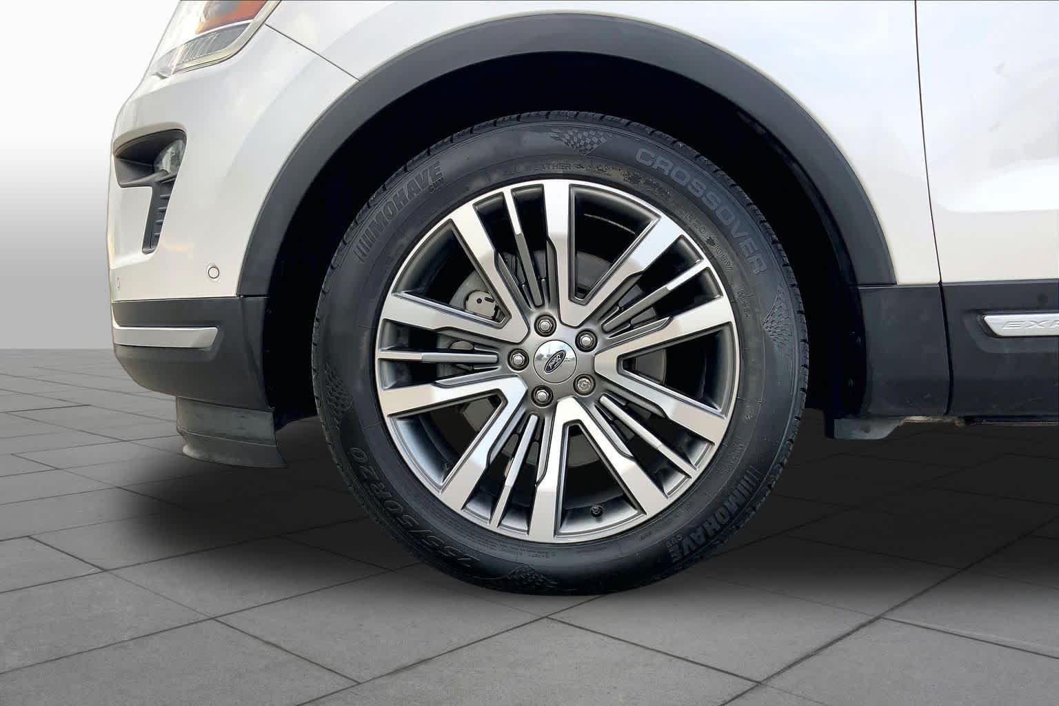 Used 2019 White Platinum Metallic Tri-Coat Ford Platinum image 11