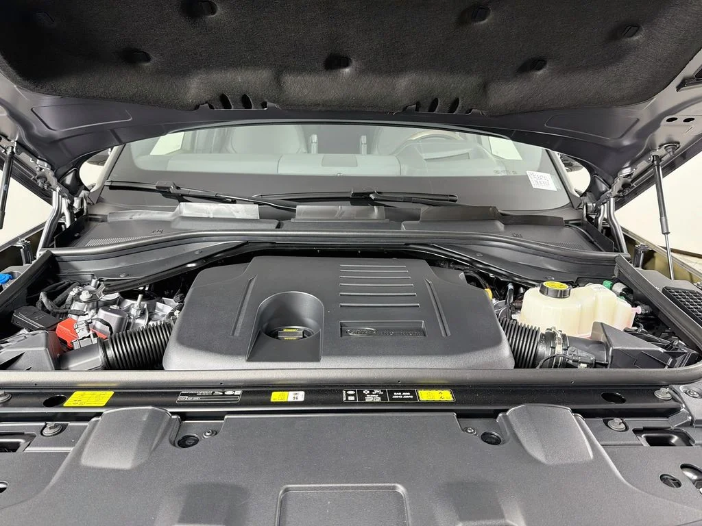 New 2026 Eiger Grey Land Rover SE image 32