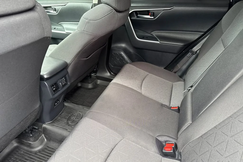 2025 Toyota RAV4 XLE - Photo 12