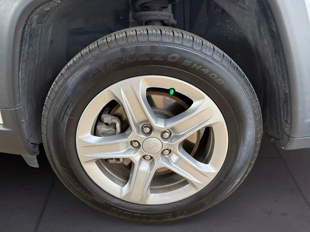 Used 2024 White Jeep Latitude image 9