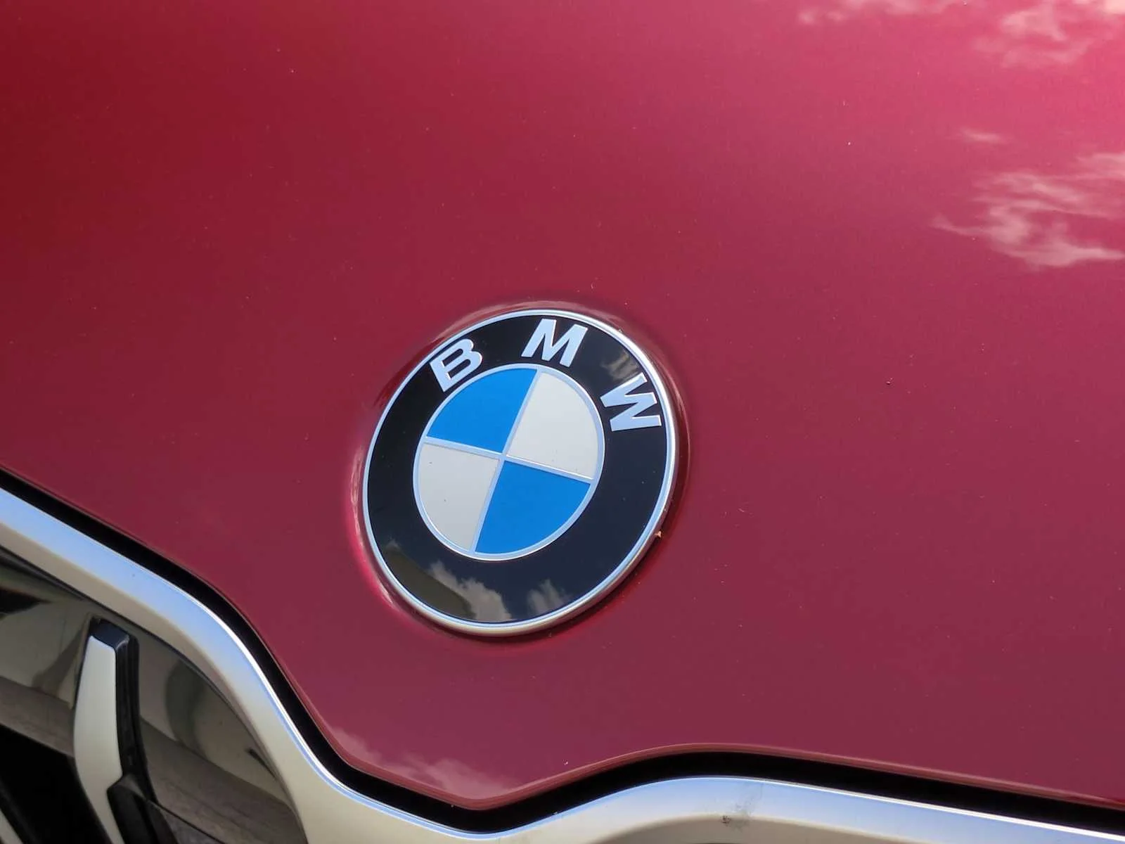New 2026 Vegas Red Metallic BMW xDrive28i image 12