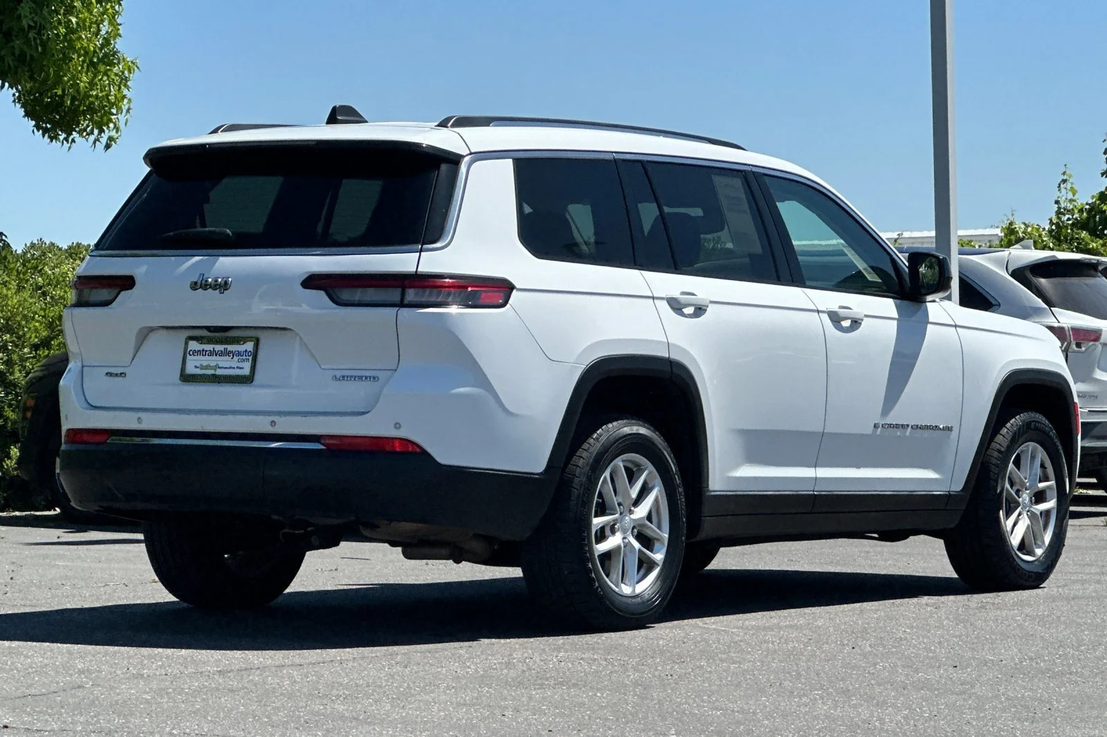 Used 2023 Bright White Clearcoat Jeep Laredo image 4