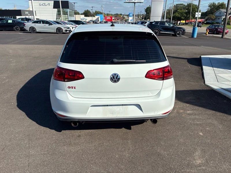Used 2017 White Volkswagen SE image 4