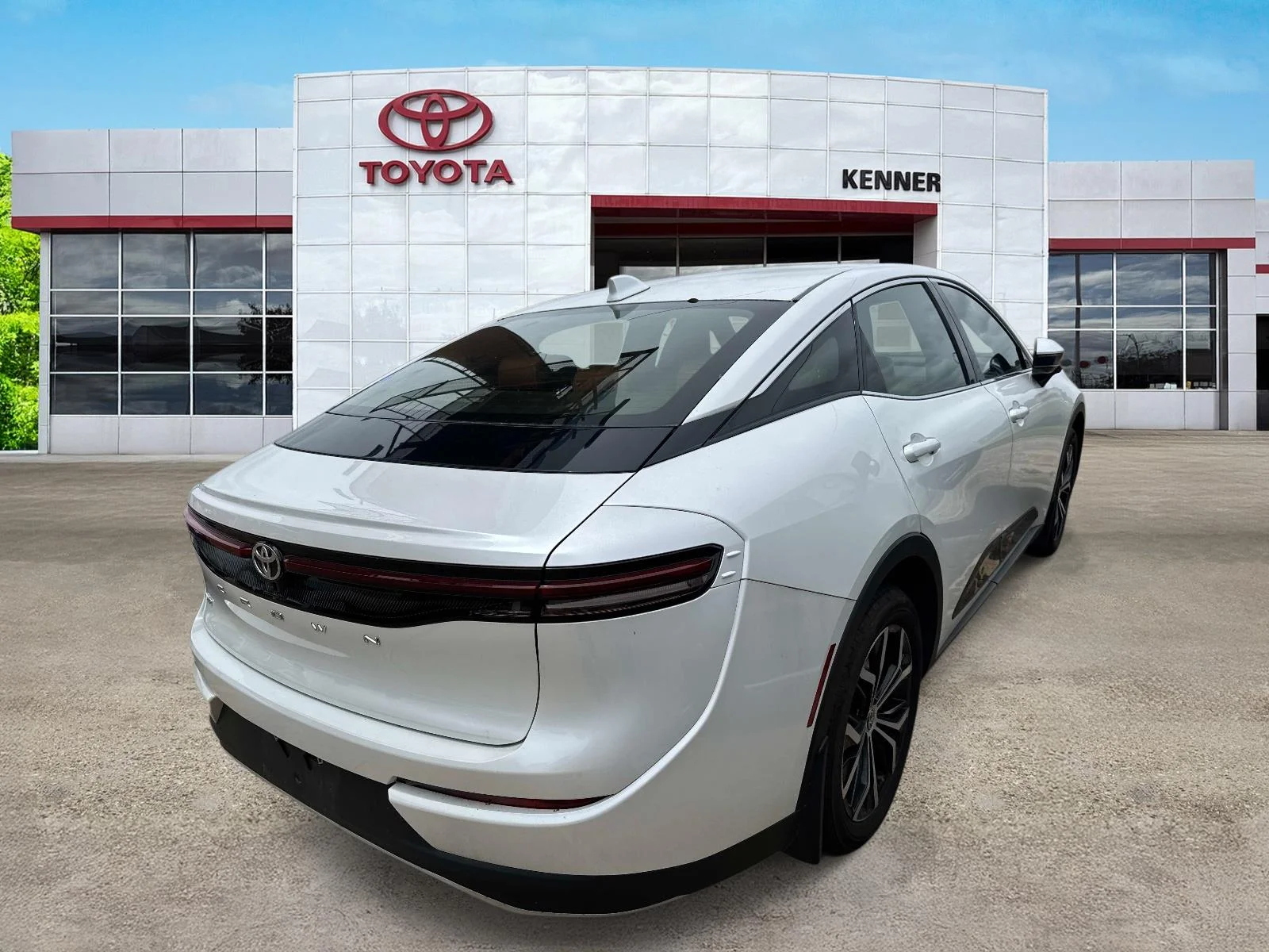 Used 2023 Oxygen White Toyota XLE image 8