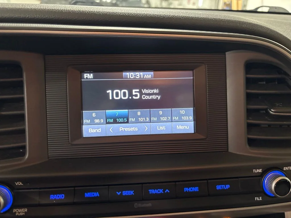Used 2020 Silver Hyundai SE image 15