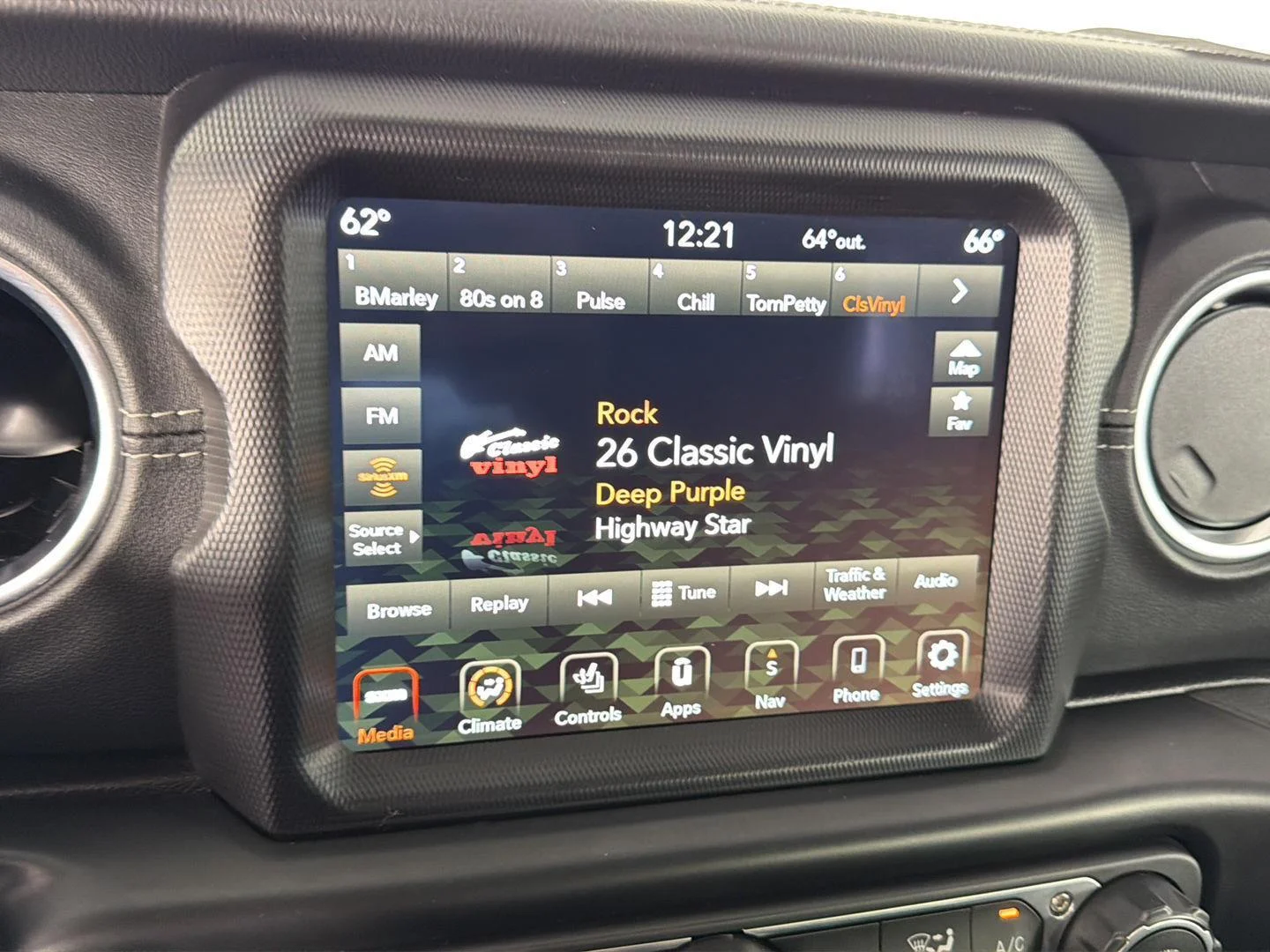 Used 2022 Granite Crystal Metallic Clearcoat Jeep Unlimited Sahara image 29