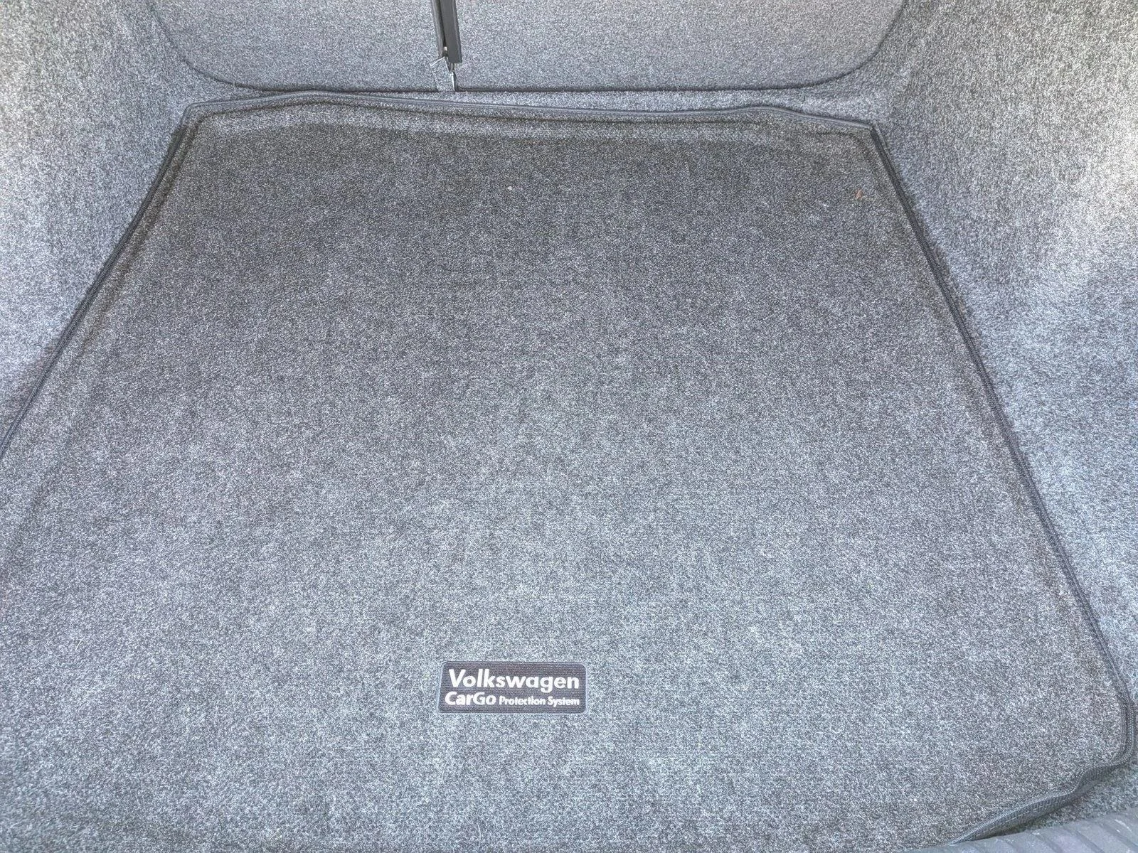 Used 2024 Silver/Gray Volkswagen SE image 6