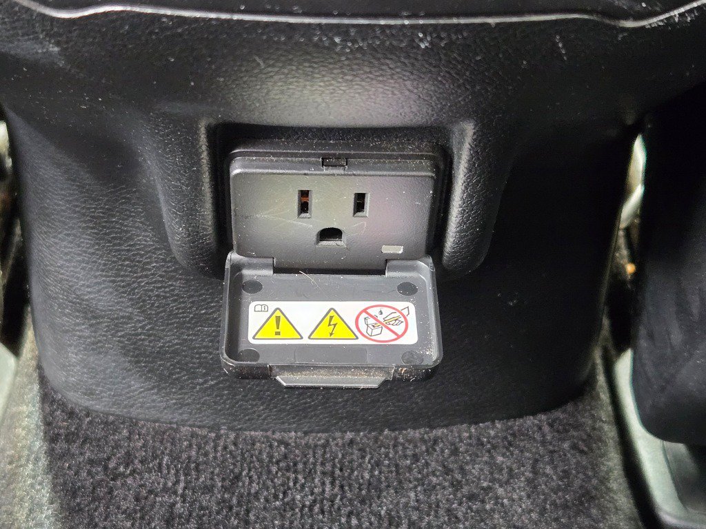 Used 2014 Crystal Metallic Jeep Latitude image 16