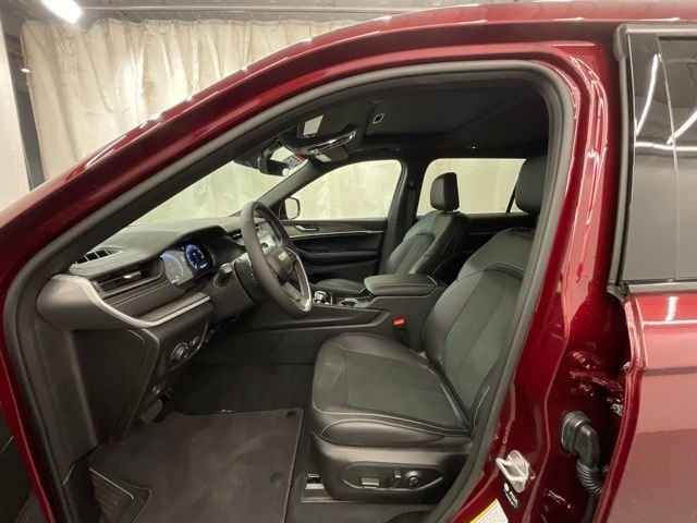 New 2026 Velvet Red Pearl-Coat Exterior Paint Jeep Altitude image 10