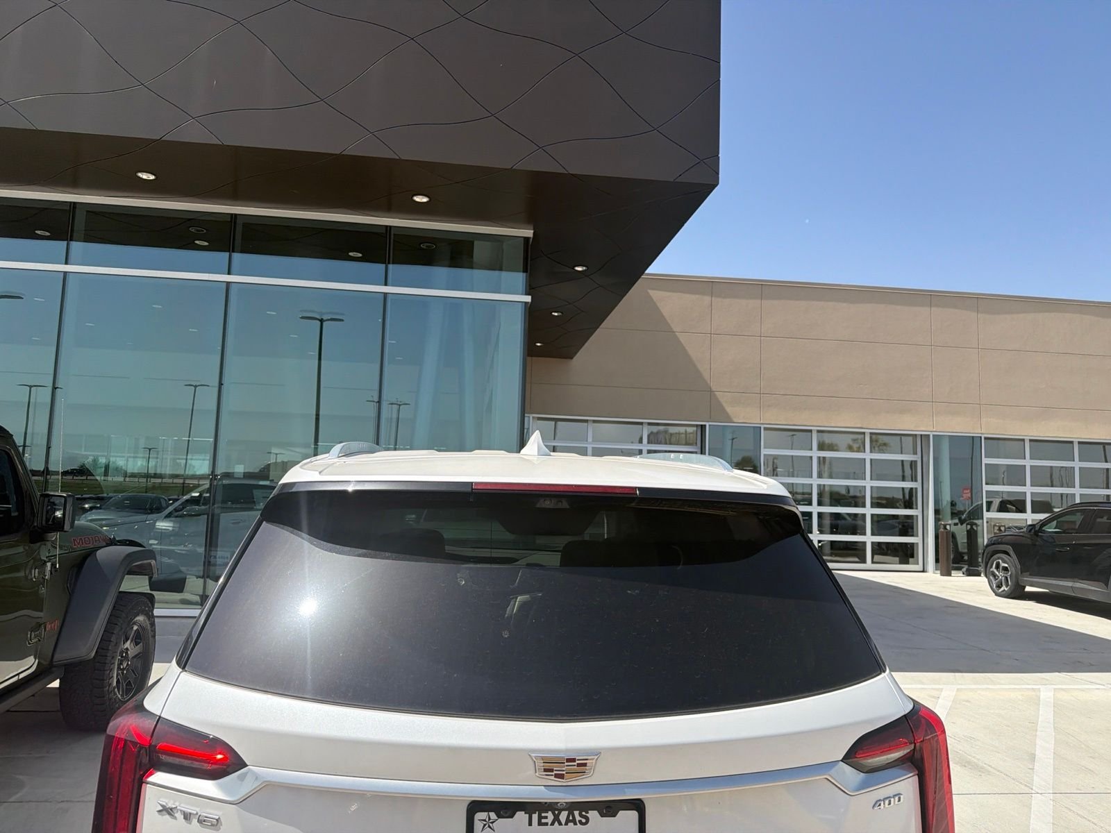 Used 2020 Crystal White Tricoat Cadillac Premium Luxury image 6