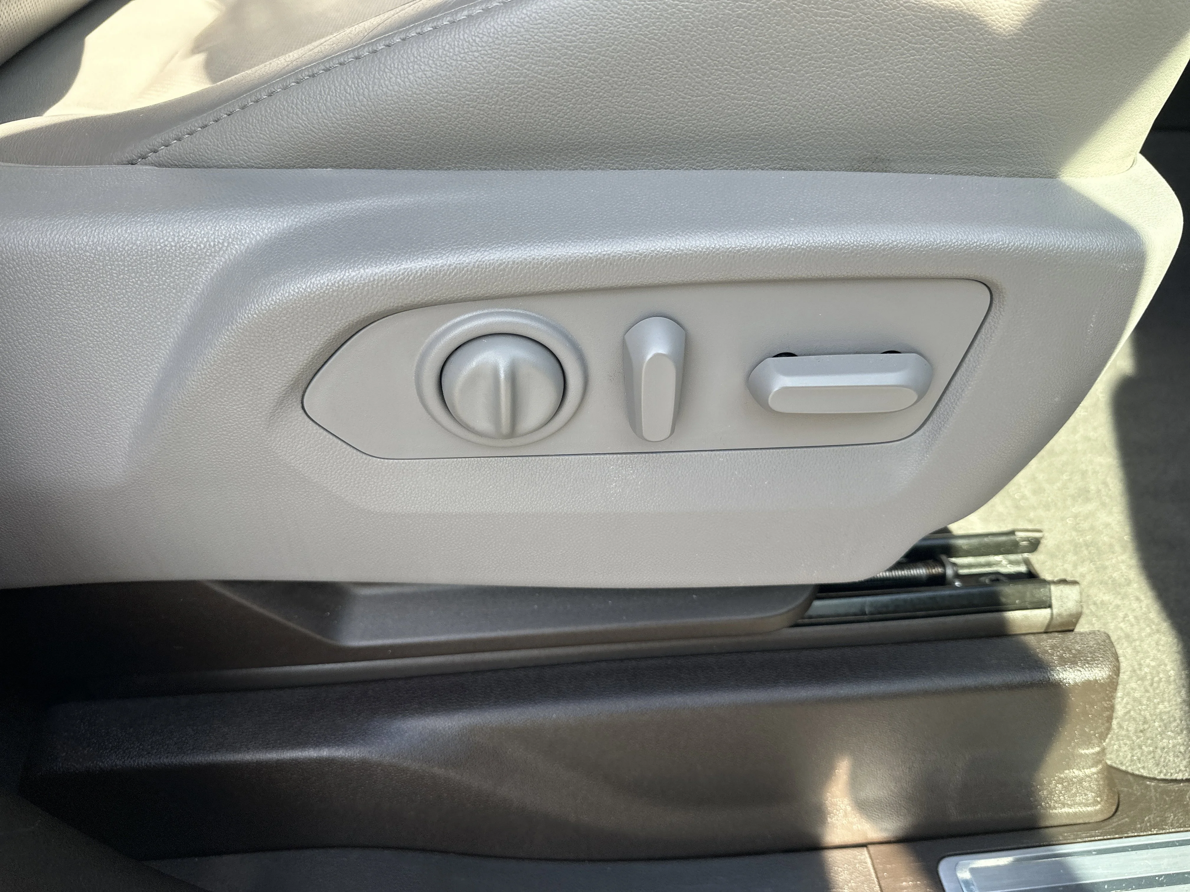 Used 2019 Satin Steel Metallic GMC SLT image 27