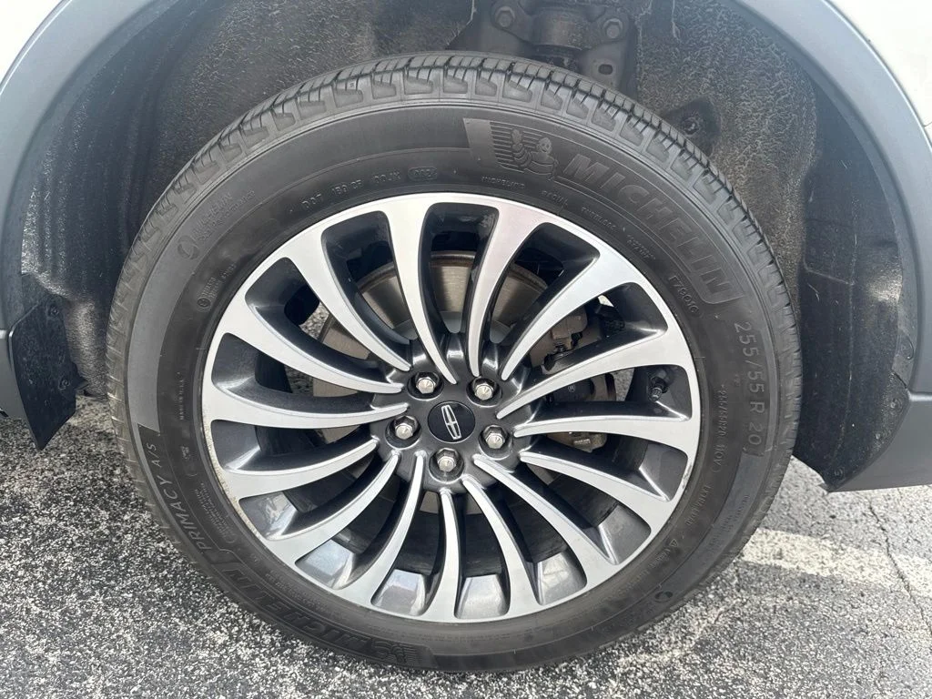 Used 2023 White Metallic Lincoln Standard image 44