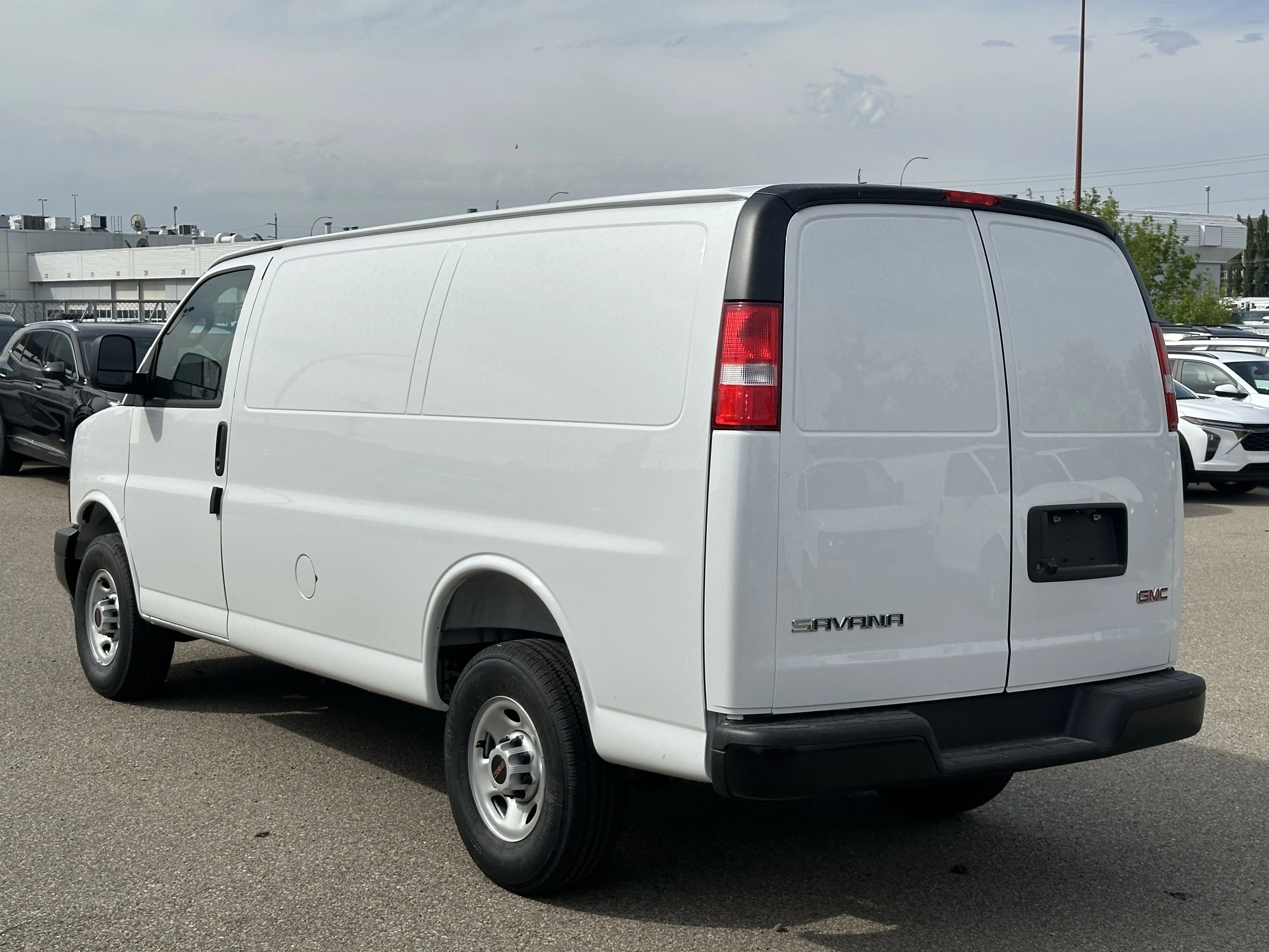 New 2026 Summit White GMC RWD 3500 135 image 4