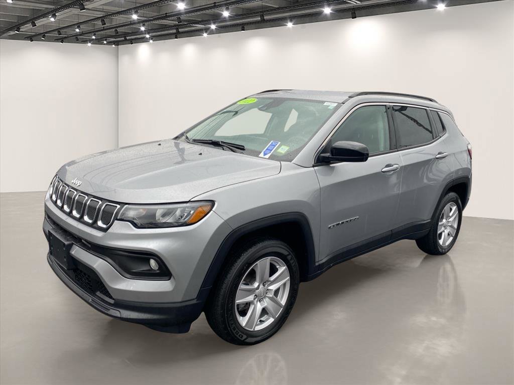 Used 2022 Billet Silver Metallic Clearcoat Jeep Latitude image 3