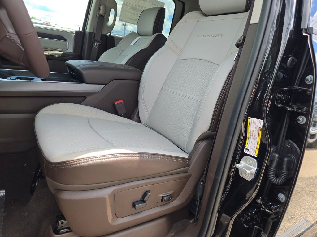 New 2026 Diamond Black Crystal Pearl-Coat Exterior Paint RAM Laramie image 23