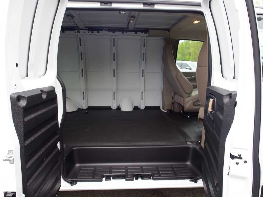 New 2026 Summit White GMC Work Van image 22