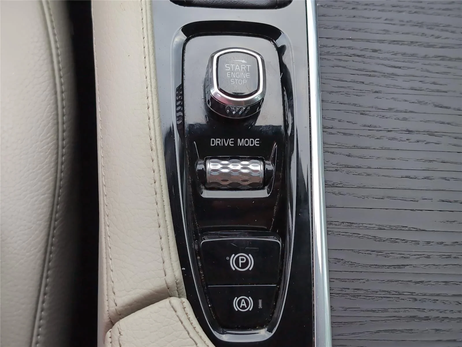 Used 2020 Crystal White Metallic Volvo Momentum image 22
