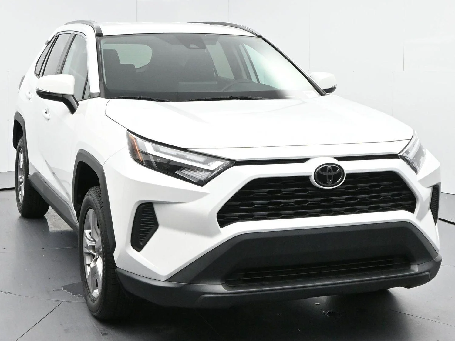 Used 2022 White Toyota XLE image 2