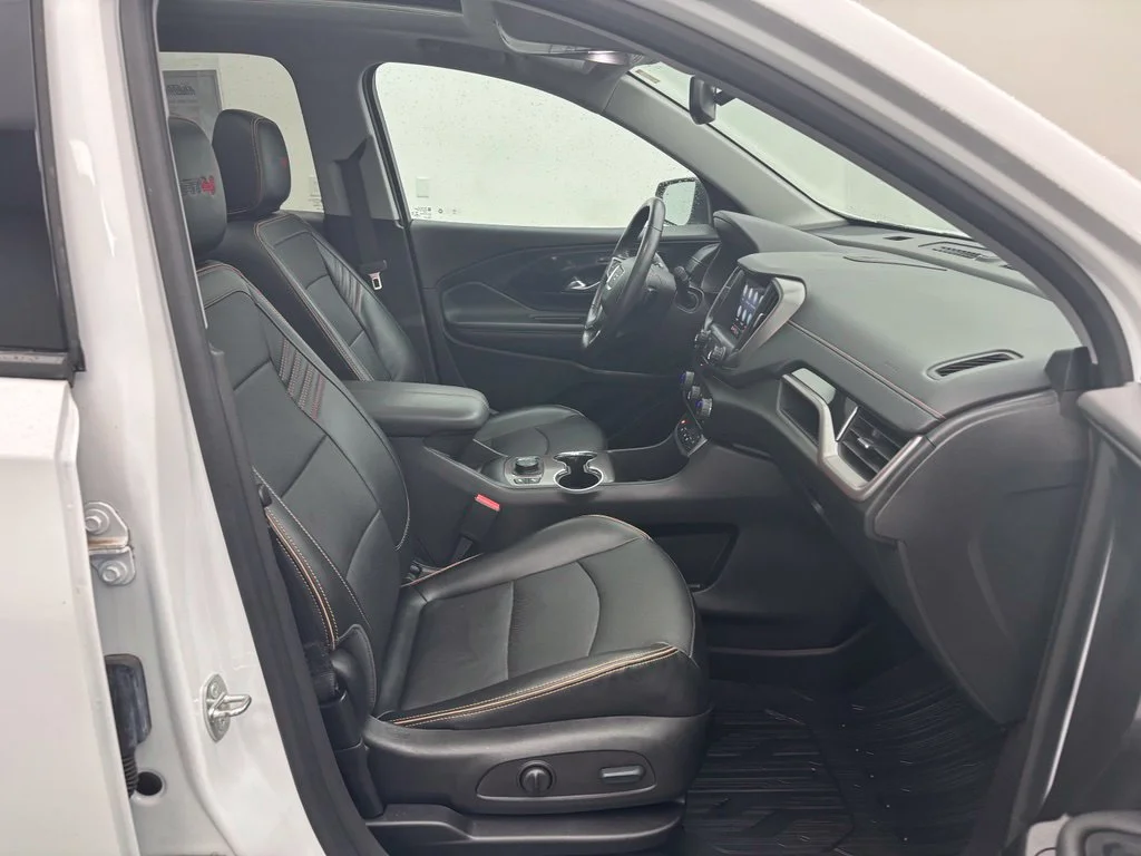 Used 2022 White GMC AT4 image 32