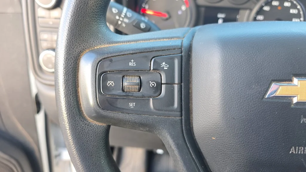 Used 2025 White Chevrolet Custom image 17