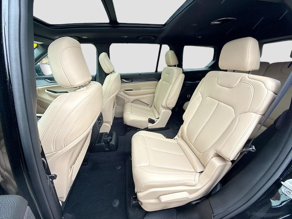 Used 2025 Diamond Black Crystal Pearlcoat Jeep Limited image 25