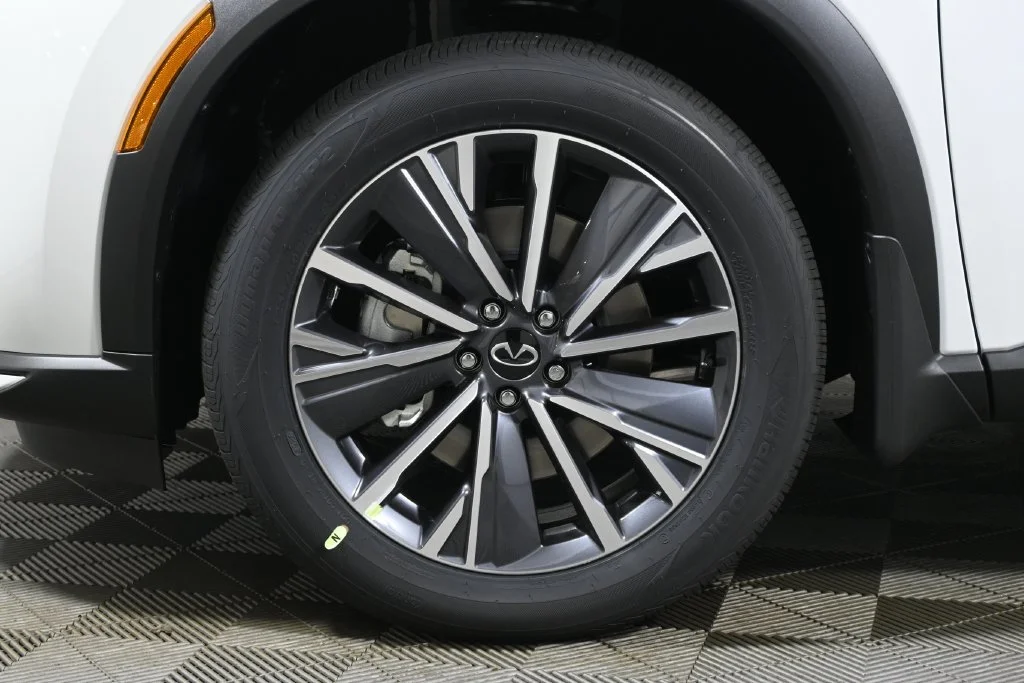 New 2027 White INFINITI LUXE image 12