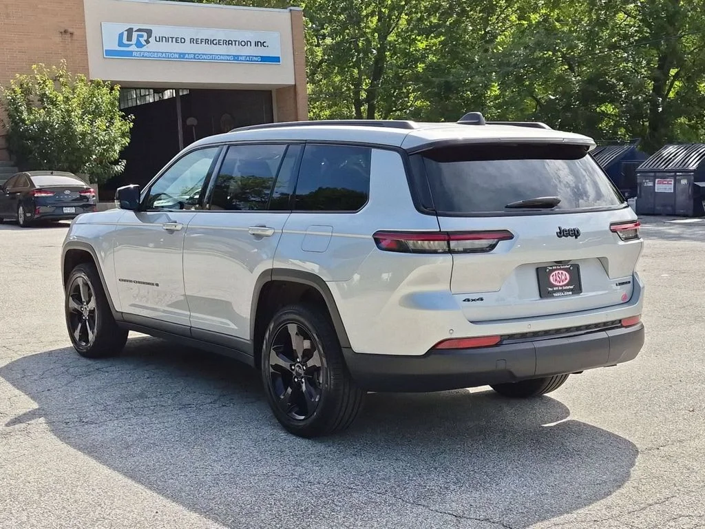 Used 2025 Silver Jeep Limited image 9