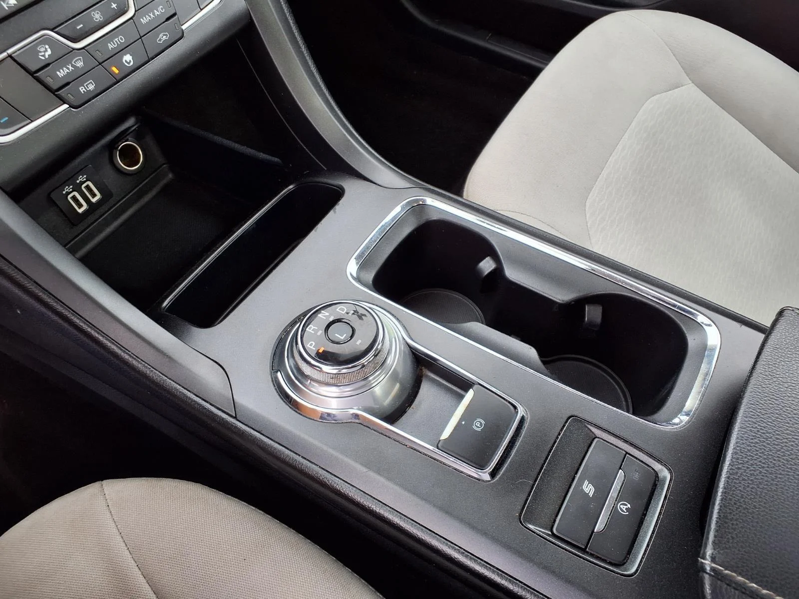 Used 2020 Magnetic Metallic Ford SE image 6