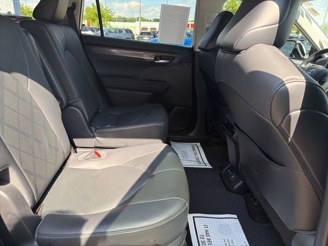 Used 2021 Blizzard Pearl Toyota Platinum image 19