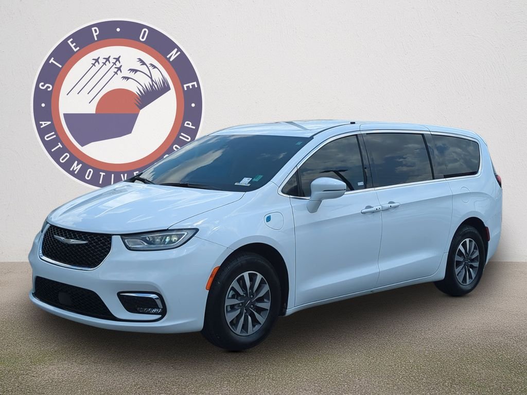 2022 Chrysler Pacifica Hybrid Touring L Hybrid's photo