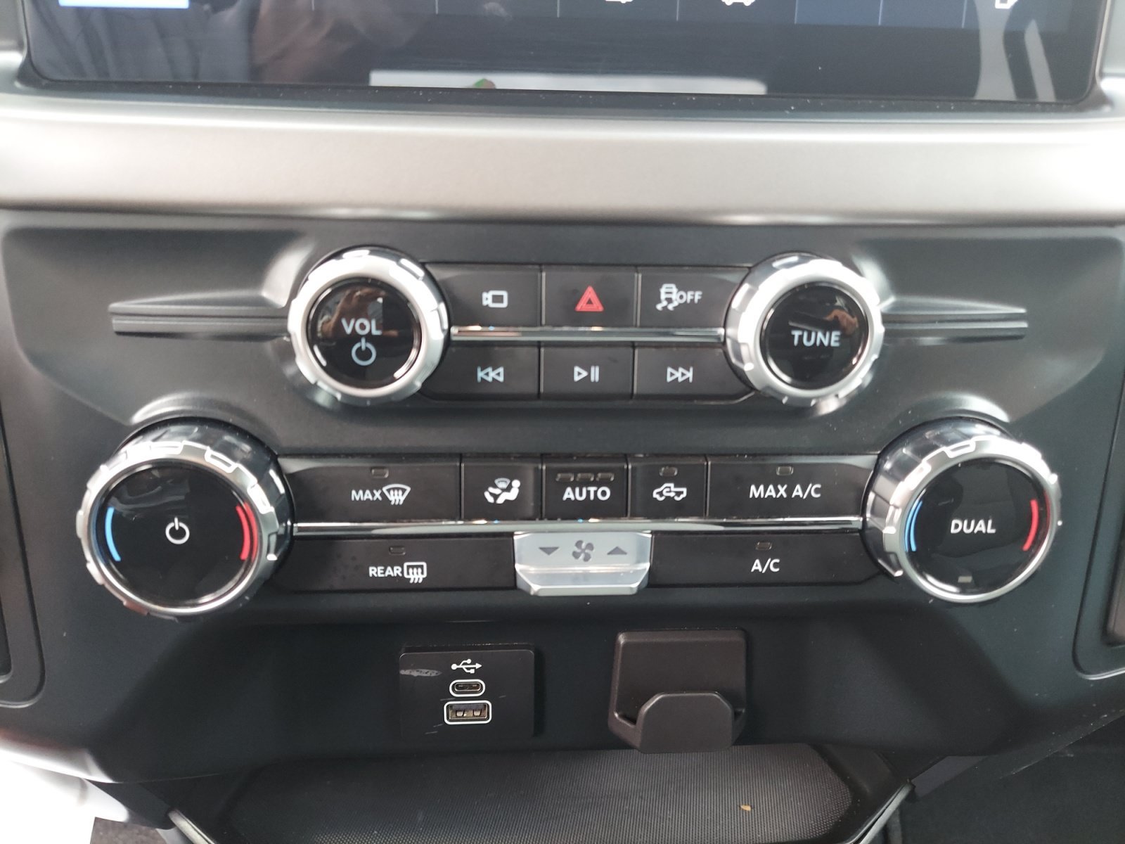 Used 2025 Oxford White Ford XLT image 17
