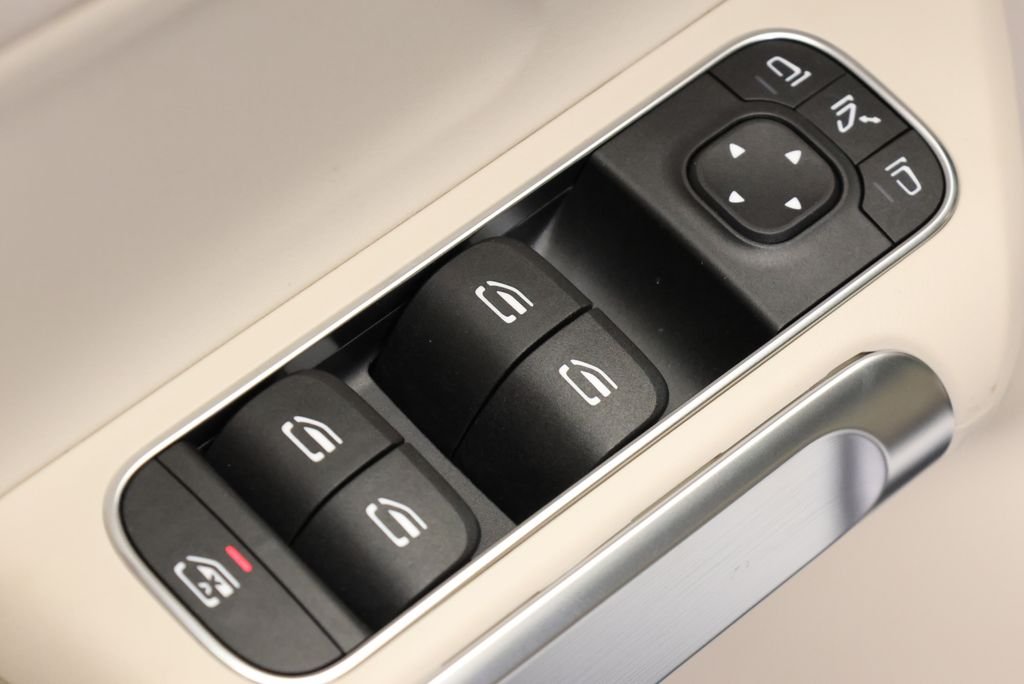 Used 2026 Night Black Mercedes-Benz GLB 250 image 35
