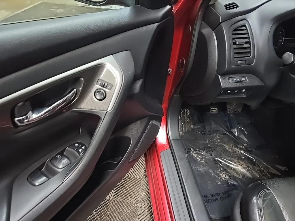 Used 2015 Red Nissan 3.5 SL image 29