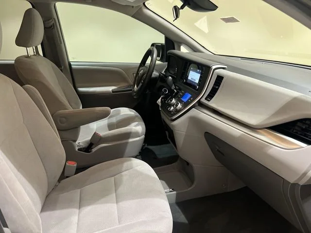 Used 2020  Toyota L image 23