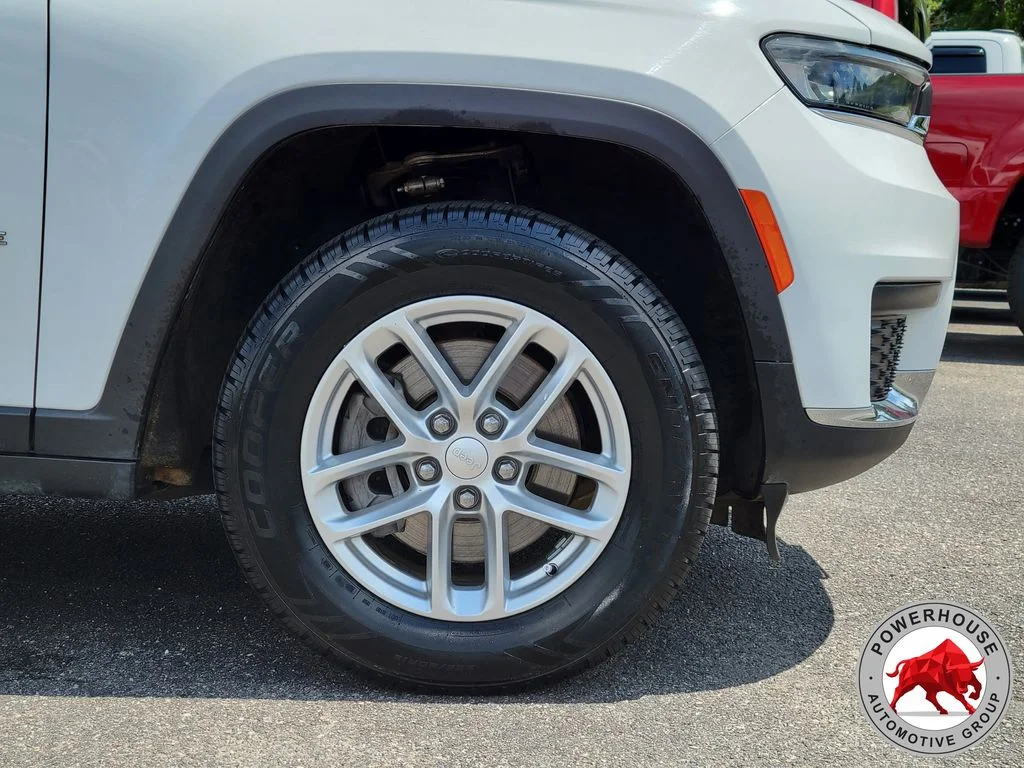 Used 2023 White Jeep Laredo image 11