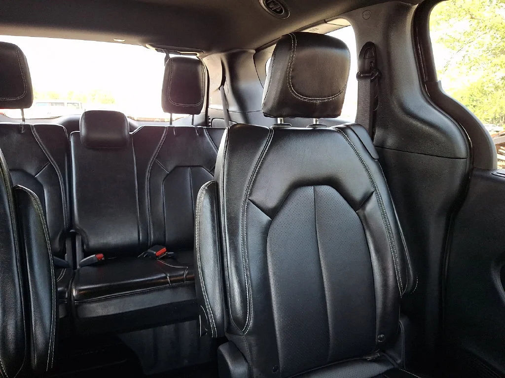 Used 2025 Diamond Black Crystal Pearlcoat Chrysler Select image 21