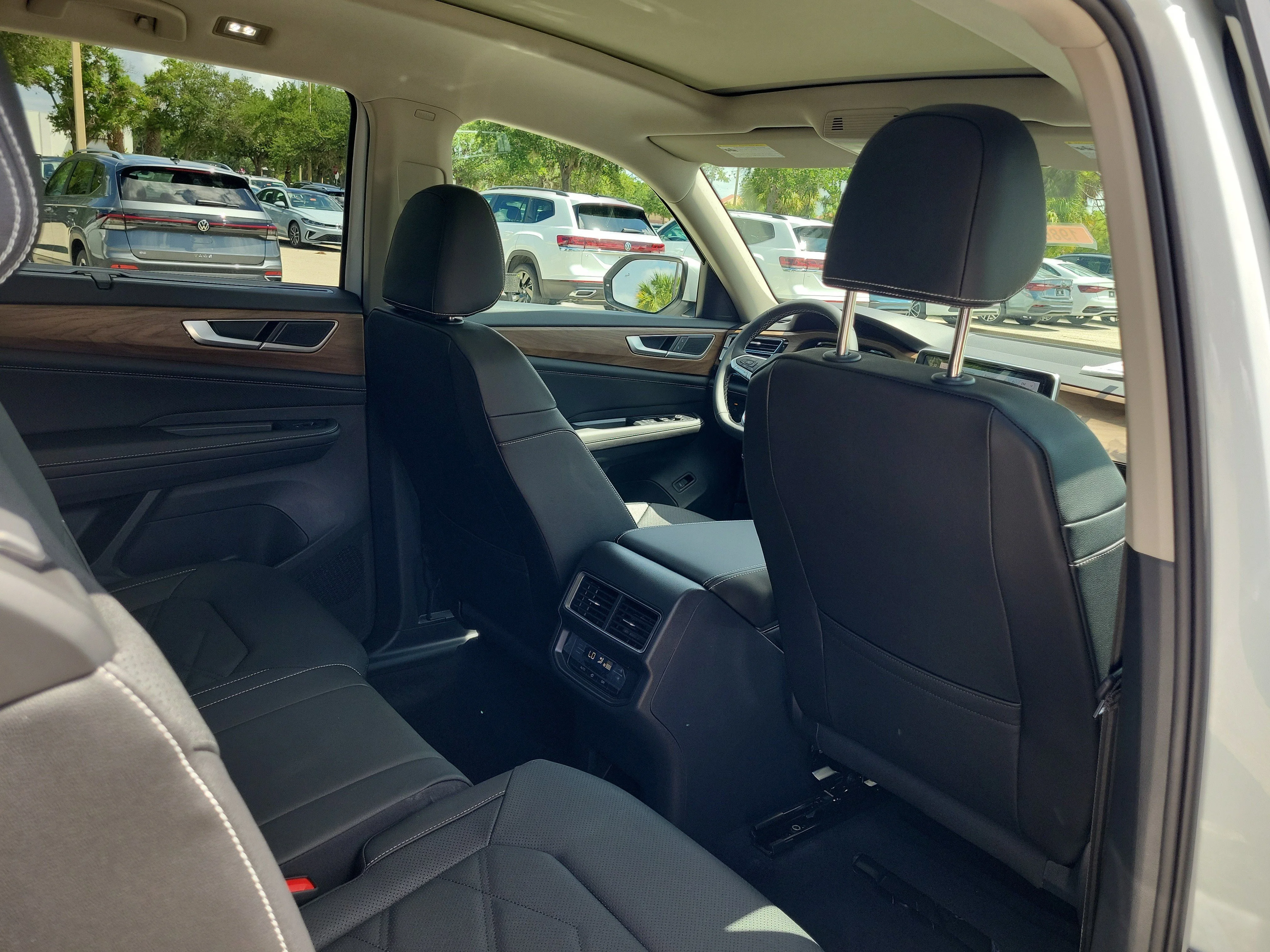 New 2026 White Volkswagen 2.0T SE w/Technology image 9