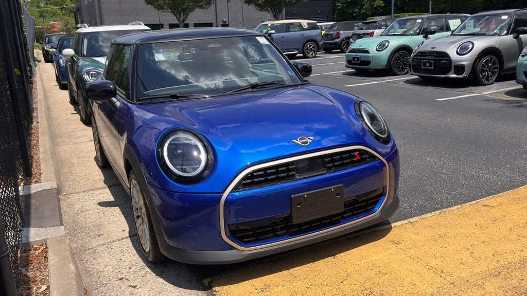 2025 MINI Hardtop Cooper S Signature's photo