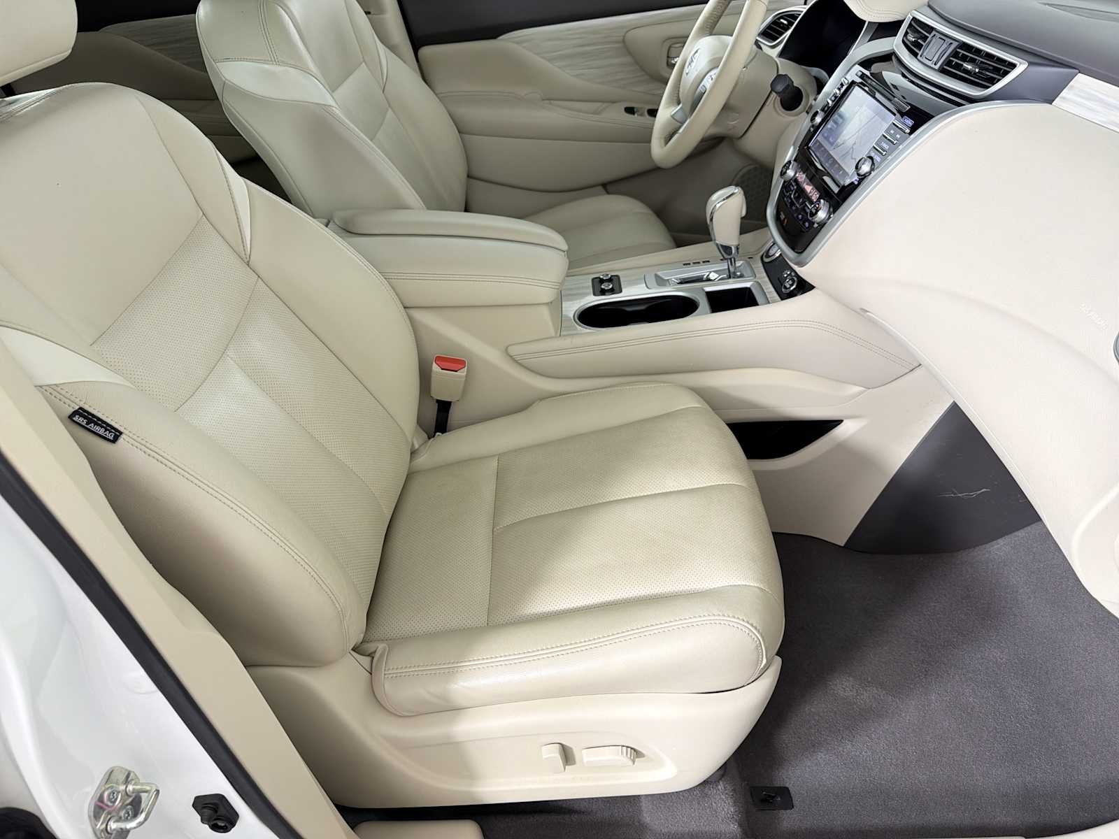 Used 2018 Pearl White Nissan Platinum image 10
