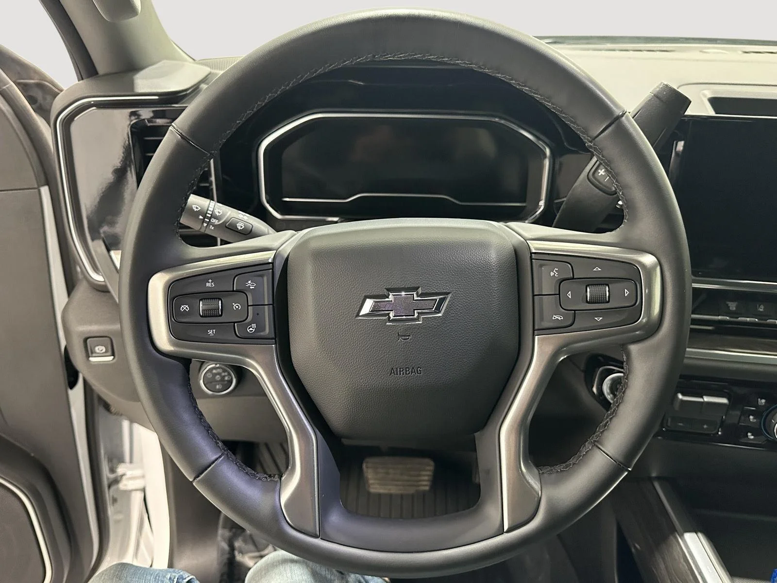 Used 2025 Summit White Chevrolet LTZ image 9