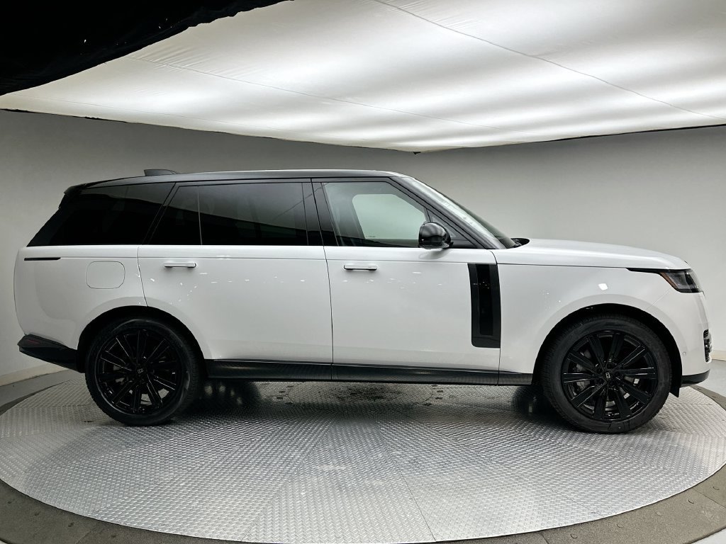 New 2027 Fuji White Land Rover SE image 4