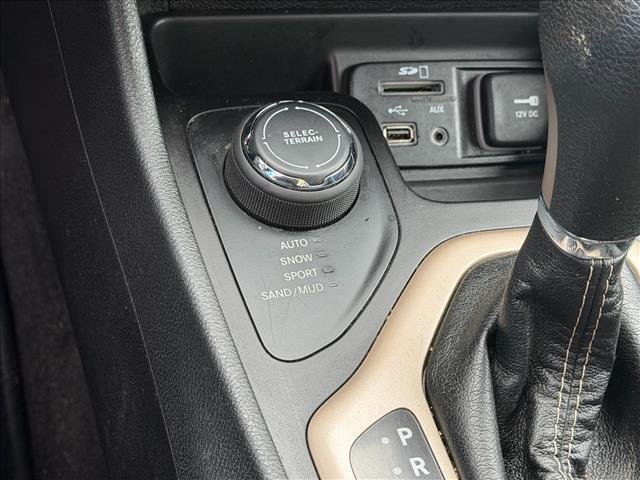 Used 2018 Bright White Clearcoat Jeep Latitude image 19
